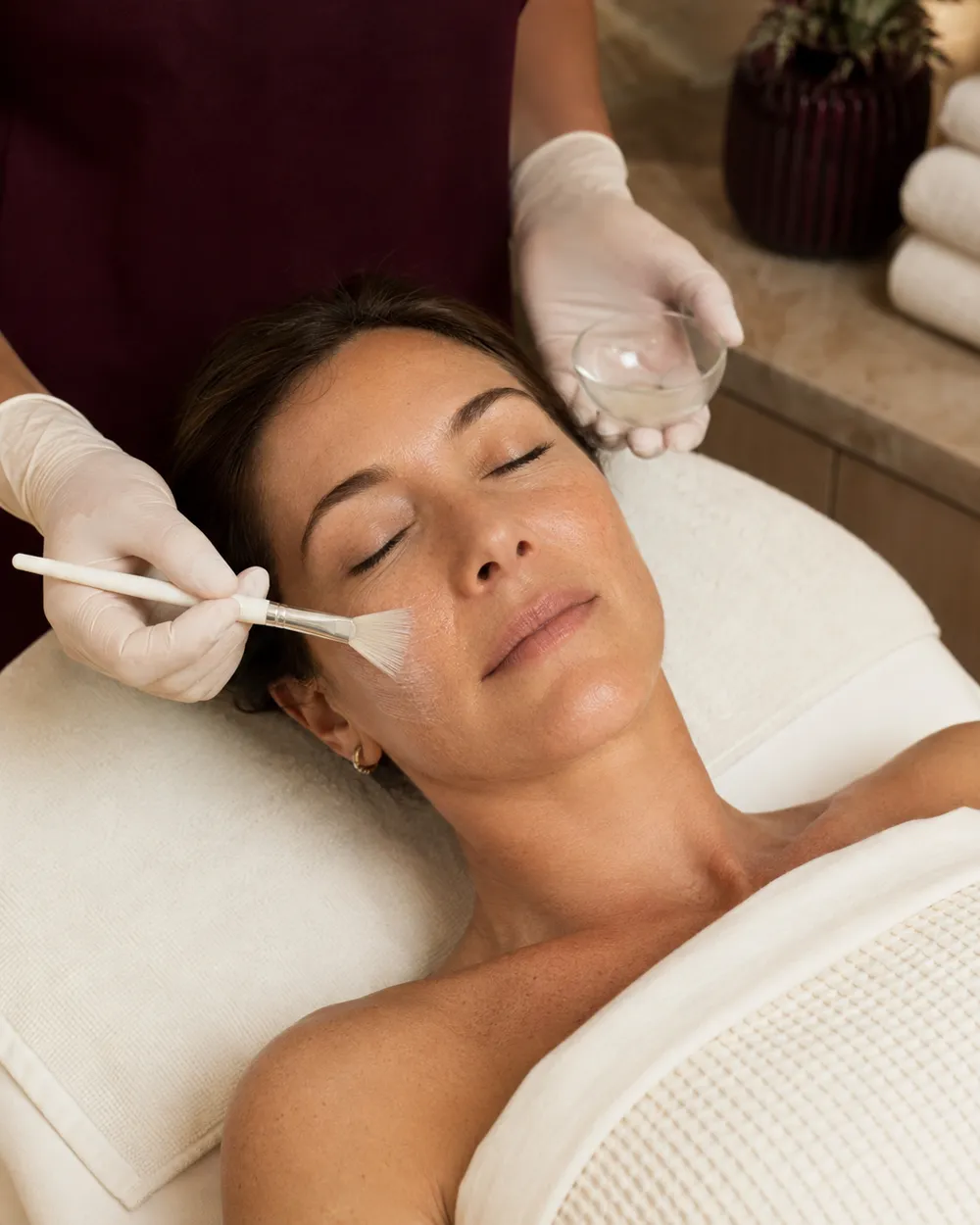Aplicação ilustrativa de cuidado facial com pincel
